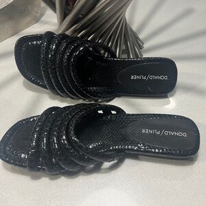 Brand: Donald Pliner/Python print leather upper, size 8m